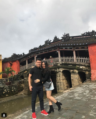 Trong lần đi chơi khác với bạn trai, cô phối kết hợp áo đen và chân váy bò trông rất trẻ trung, bắt mắt.  