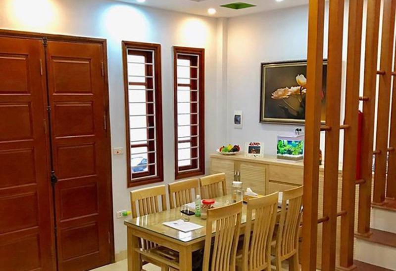 Bên trên bức tranh lớn được treo ở giữa làm điểm nhấn cho cả căn nhà.    