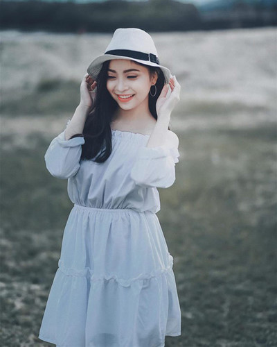Yêu kiều với váy trắng nữ tính.  