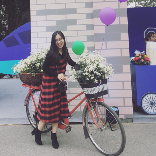 Nhật Lê rất chuộng màu đen nhưng cô biết cách kết hợp tông màu khiến mình luôn trẻ trung, năng động.  