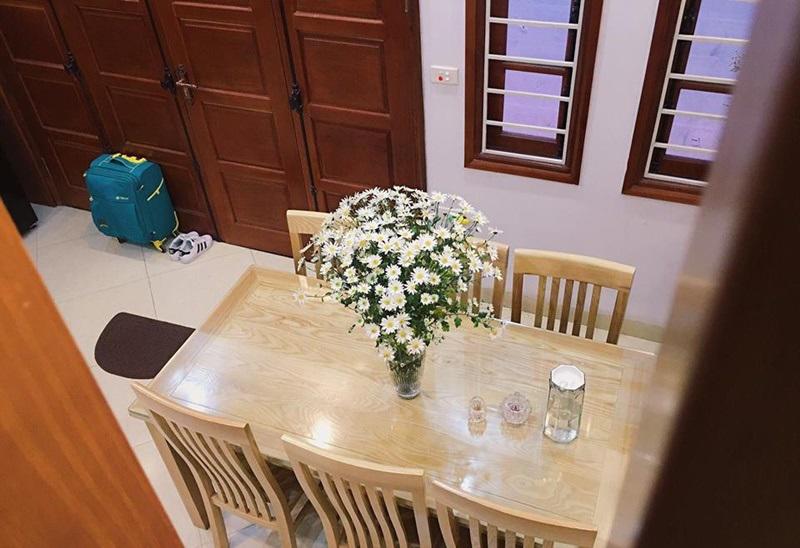 Thỉnh thoảng cô cắm hoa theo mùa để bàn ăn vừa nhã nhặn, lịch sự lại làm nhà thêm sang trọng.    
