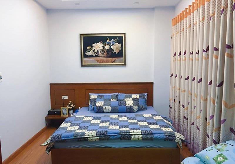 Phòng ngủ của cô và các con không quá cầu kì, chỉ để 1 chiếc giường và 1 tủ đồ nhỏ.    