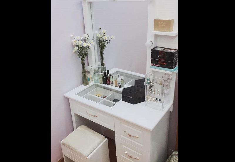 Kệ trang điểm trắng toát để ở góc phòng.    