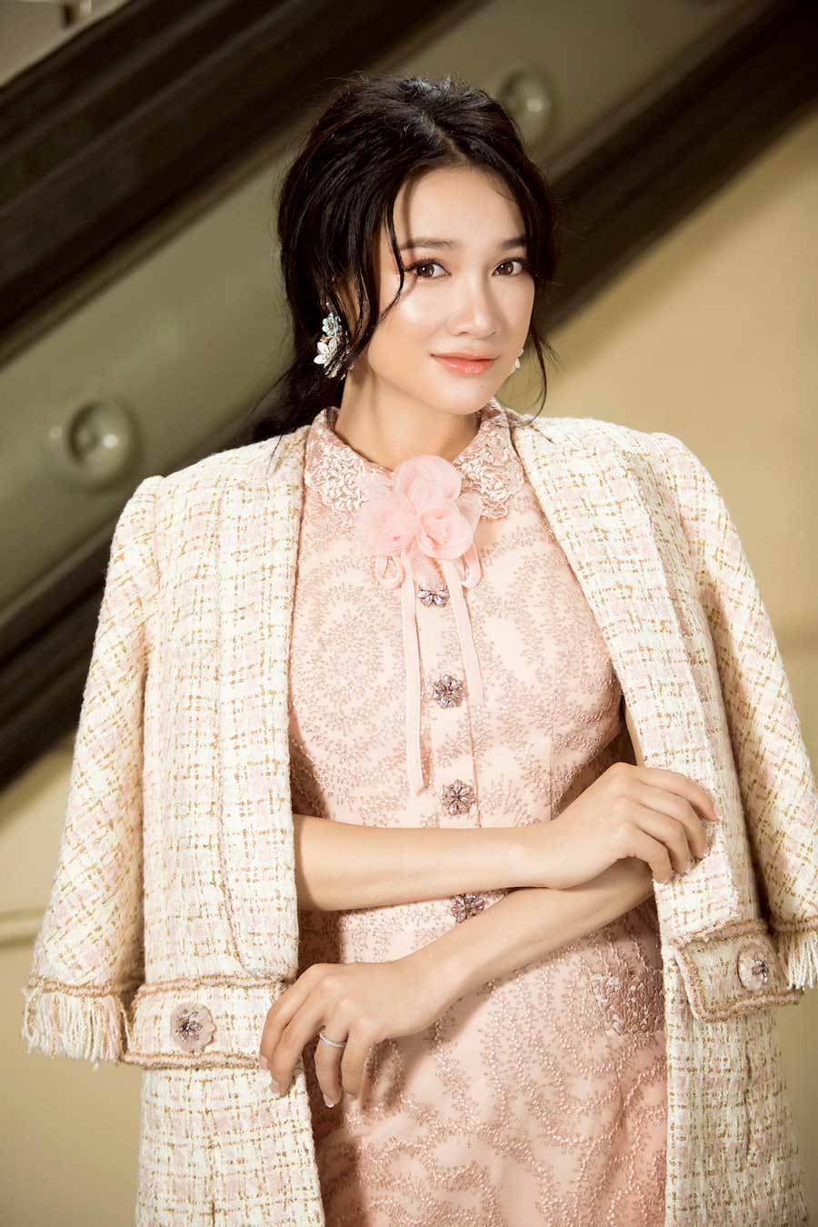 Mới đây, Nhã Phương bắt tay với nhà thiết kế Lê Thanh Hòa để thực hiện bộ ảnh mới.   