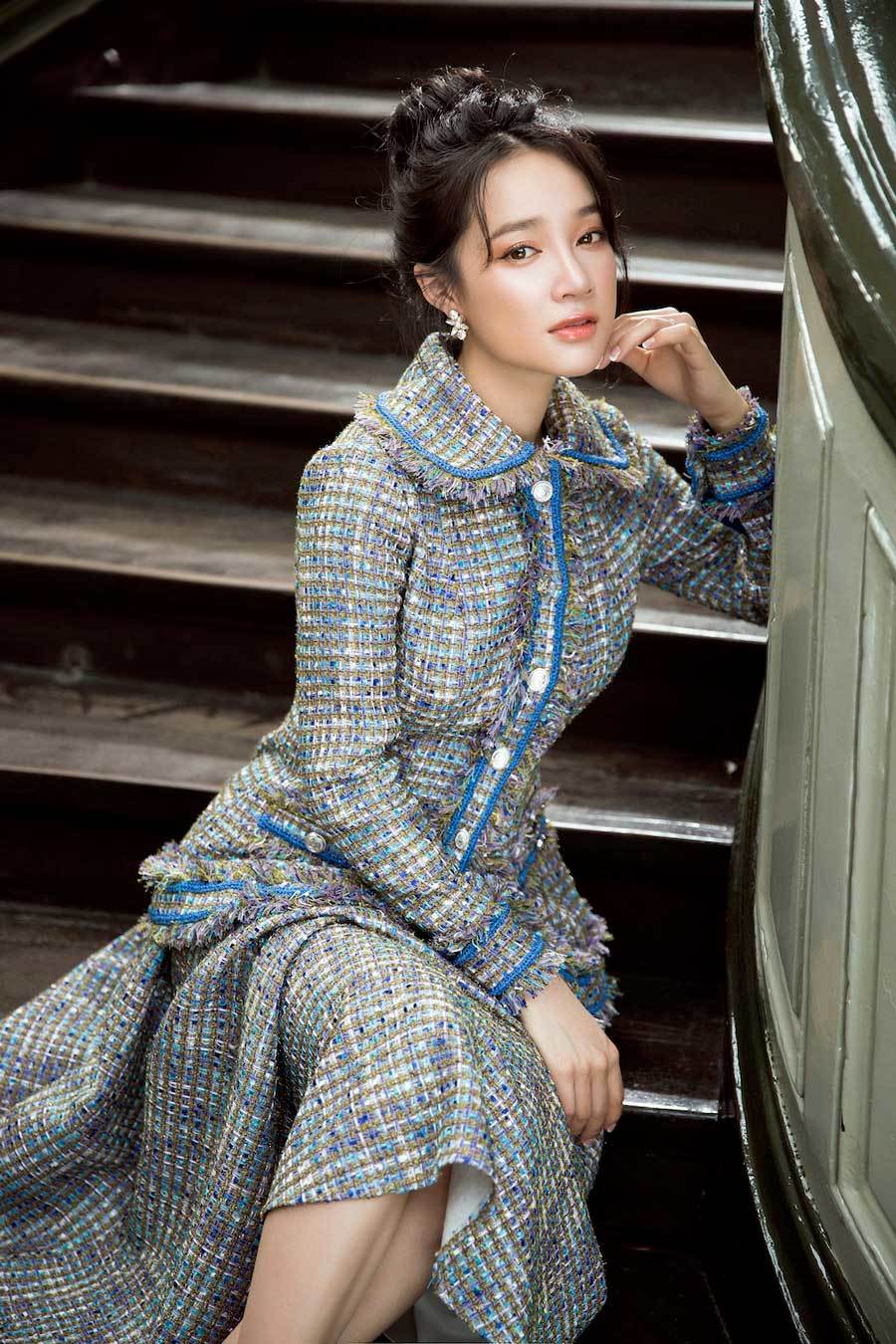 Sau khi Nguyễn Trần Trung Quân vô tình tiết lộ thông tin Nhã Phương mang bầu, nữ diễn viên xuất hiện trong bộ ảnh ở những góc chụp rất khéo, che đi phần bụng ít nhiều.  