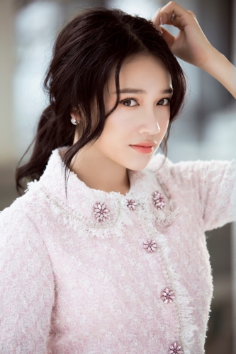 Chất liệu chính là bố, tweed, ren kết hợp với các chi tiết kỹ thuật, chi tiết trang trí thủ công như nút được đính đá, các đường viền được đính kết đá, hoa vải và tua rua…tạo nên hình ảnh tinh tế đúng với tinh thần mà “nhà thiết kế của những hoa hậu” muốn truyền tải.  