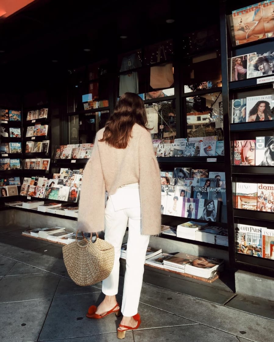 Nếu bạn muốn tạo phong cách trang nhã, dịu dàng, hãy phối quần jeans trắng cùng những màu sắc pastel ngọt ngào như hồng phớt hoặc xanh biển.    