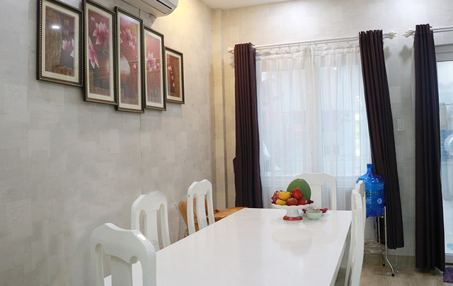 Liền kề với phòng khách là bếp và nhà ăn. Tông trắng chủ đạo nên tạo cảm giác sạch sẽ, thoáng đãng.  