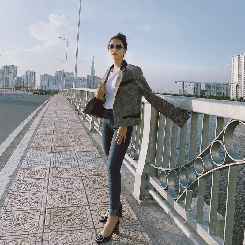 Ngoài áo len, Khả Ngân còn lăng xê blazer mỏng trong những ngày gió. Chỉ diện áo phông, quần jeans với blazer màu tàn thuốc, thêm một đôi giày cao gót cổ điển là hot girl đa tài đã làm nổi bật được vẻ ngoài thanh lịch, tinh tế.    