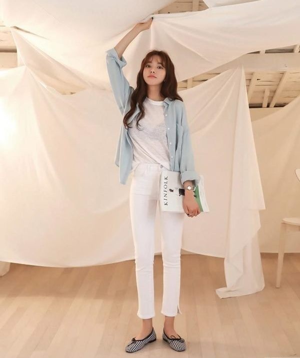Công thức áo thun, áo sơ mi, quần jeans và giày bệt cho những ngày cuối thu đầu đông luôn là sự kết hợp hoàn hảo.     