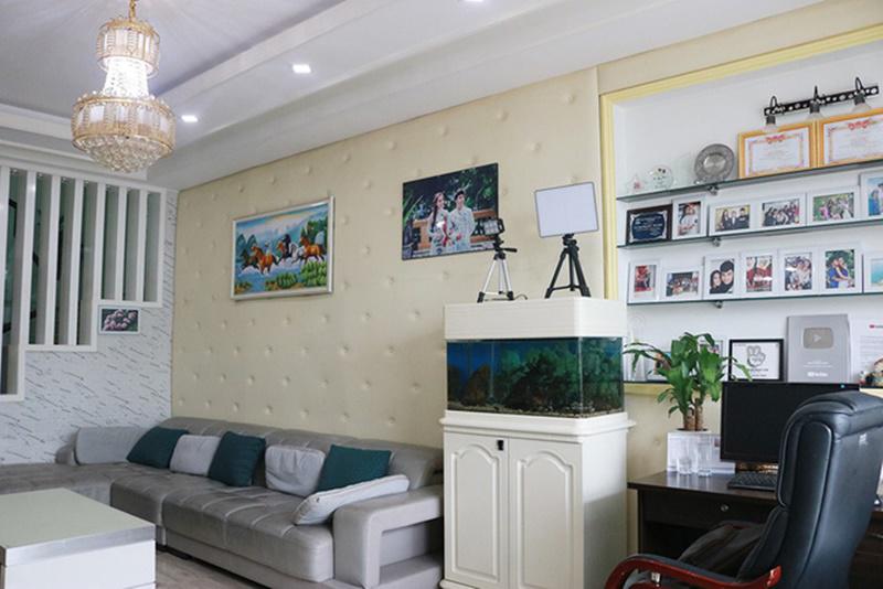 Bên trong căn hộ này, phòng khách được trang trí đơn giản với sofa dọc - phù hợp với 1 căn nhà nhỏ, dài, dạng nhà ống như nhà Ưng Hoàng Phúc.    