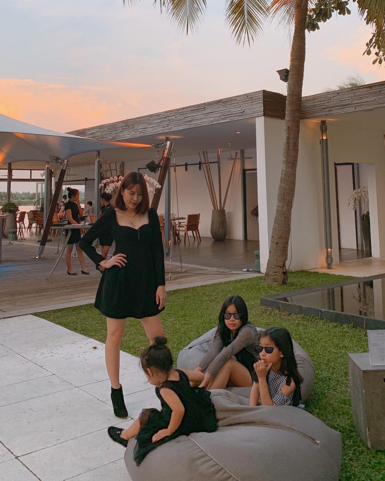 Nhìn Lưu Hương Giang mà xem, đâu chỉ ăn diện thời thượng cùng combo váy ngắn trên gối và boots đen ngang mắt cá, cô còn đưa cả 3 con gái cưng vào chụp cùng, tạo nên bức hình đậm tính nữ quyền mà cũng vô cùng thời trang.  
