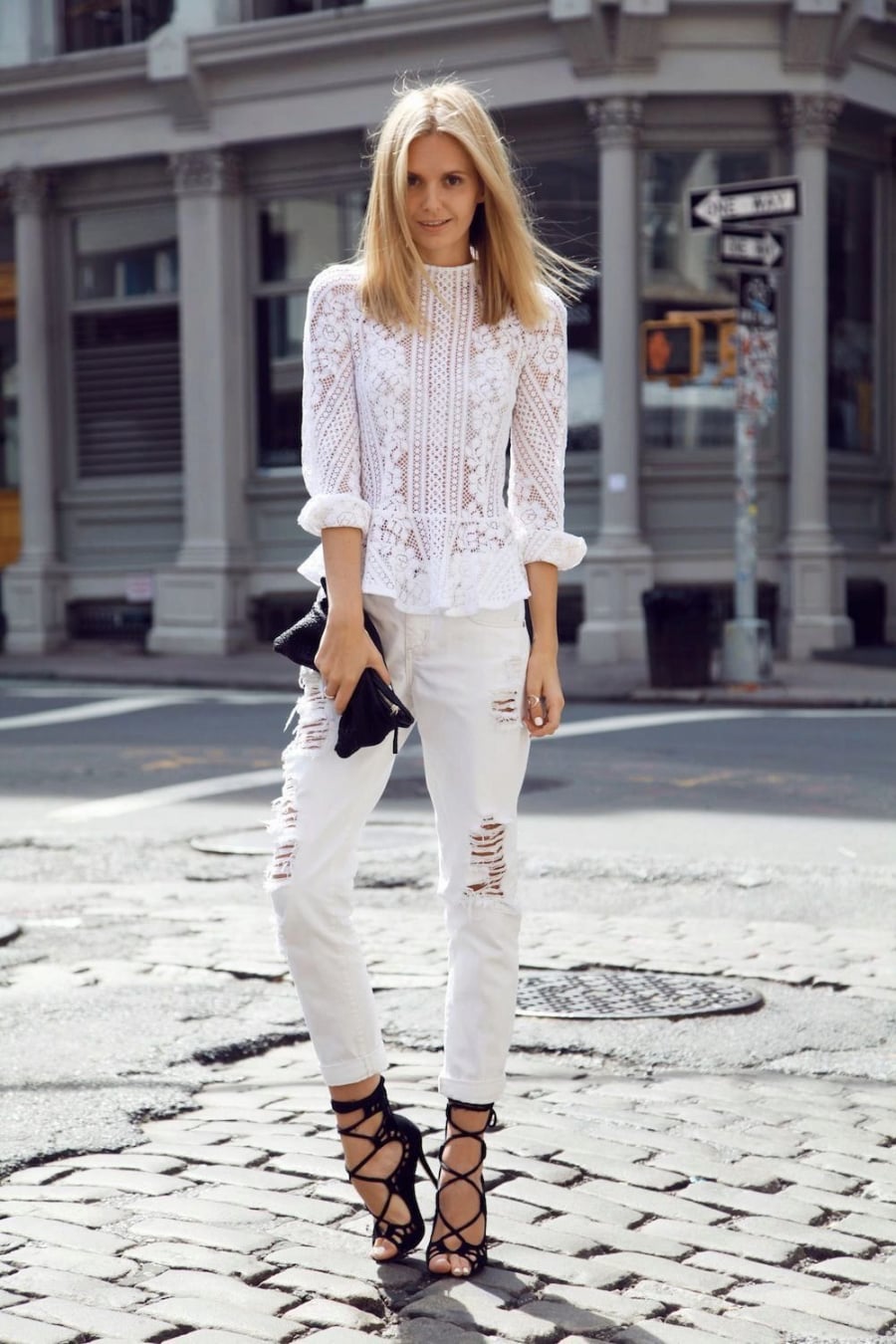 White-on-white là một trào lưu chưa bao giờ cũ. Nếu muốn tạo điểm nhấn, hãy thông qua món phụ kiện nào đó có màu sắc nổi bật.    