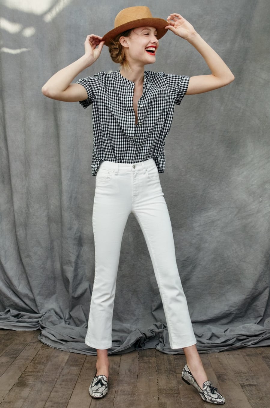 Bạn chỉ cần xem quần jeans trắng như các loại quần jeans khác và thoải mái phối chúng cùng áo sơ mi, áo croptop... hay bất cứ kiểu áo nào bạn thích.    