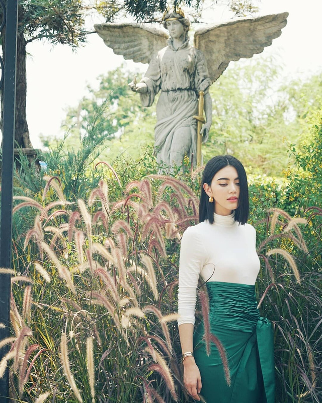 Với phong cách điệu đà hơn một chút, Mai Davika phối áo cổ trụ dáng ôm với chân váy màu xanh ngọc có đai thắt mềm mại, làm nổi bật những đường cong quyến rũ một cách sang trọng.    