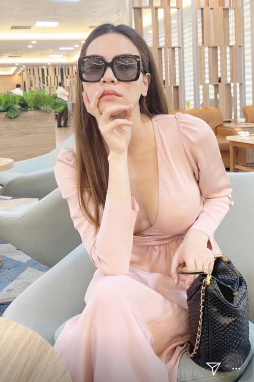 Mặc một thiết kế cổ V sâu mỏng manh, vô tình để lộ miếng dán ngực nhưng chưa dừng ở đấy, các fan còn ngạc nhiên trước vòng 1 gợi cảm nóng bỏng hơn hẳn mọi ngày của Hà Hồ.    