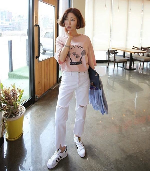 Áo thun in chữ cùng quần jeans trắng rách gối mang lại vẻ năng động, trẻ trung cho người mặc. Bạn có thể diện cùng giày sneaker bụi bặm để đến trường hay trong những buổi dạo phố cùng bạn bè.    