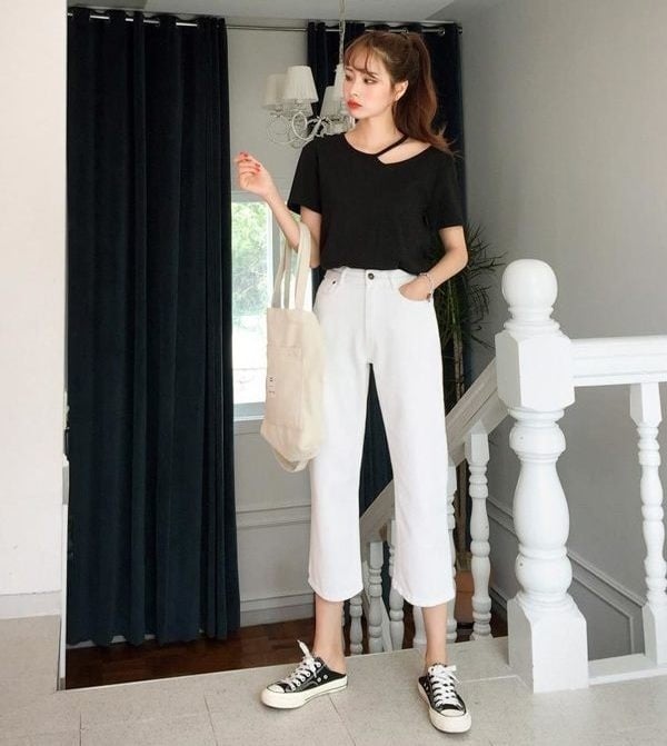 Với những cô nàng yêu thích phong cách cá tính, bụi bặm thì áo thun cut-out chính là lựa chọn vô cùng hoàn hảo. Mix cùng quần jeans trắng cắt gấu và giày sneaker là bạn đã có ngay set đồ cực chất.    