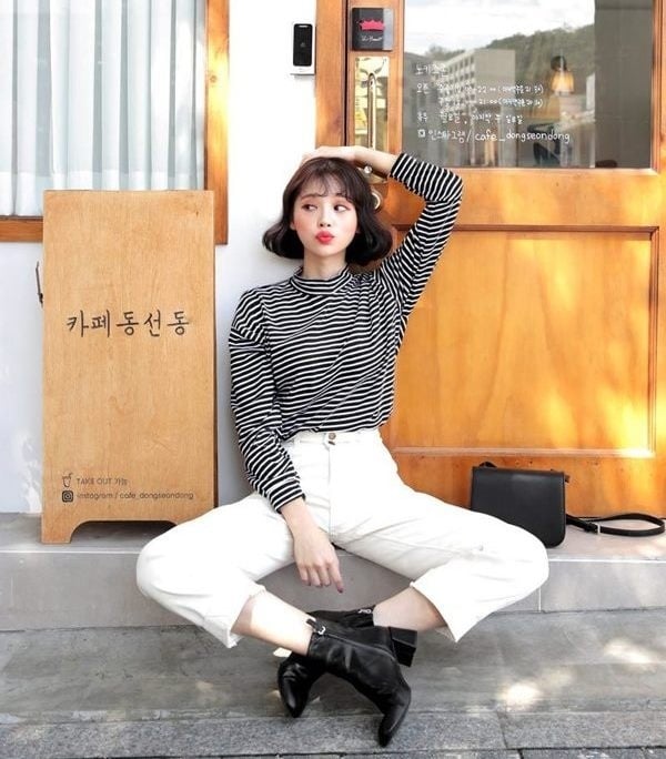 Set đồ cơ bản nhưng không kém phần thời trang cho các nàng: áo thun kẻ ngang dài tay và quần jeans trắng. Đừng quên lựa cho đôi ankle boots để hoàn thiện style mùa thu các nhé!    