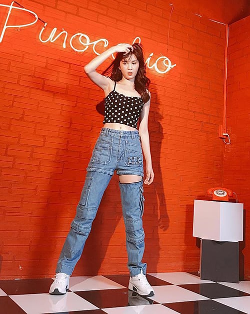 Ngọc Trinh là người đẹp sớm có trong tay các item hot hit như đồ streetwear cá tính này người đẹp gốc Trà Vinh là một trong số những mỹ nhân Việt tậu đầu tiên. Tuy nhiên, 