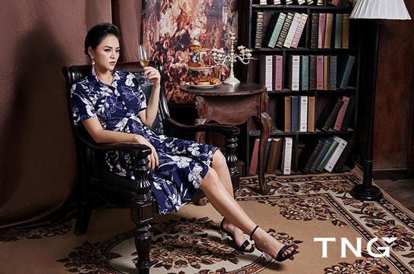  Đầm xanh đậm với hoạt tiết floral to bản, phối cùng một đôi sandal cao gót quai mảnh đem lại cho bạn vẻ bề ngoài thanh lịch và thu hút.   