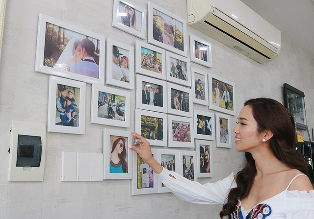 Cả hai khoảng tường phòng khách đều được sử dụng để trưng bày hình ảnh của Shbet111 slot, casino, thể thao, xổ số Ưng Hoàng Phúc và Kim Cương.  