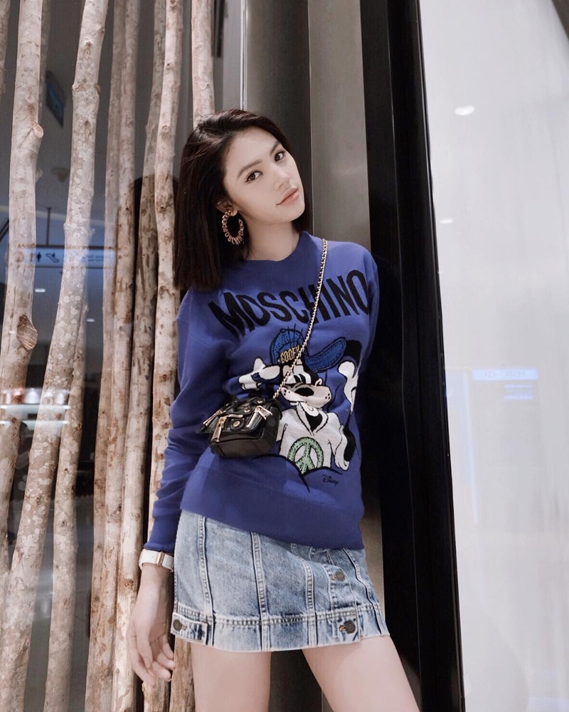 Ngay sau khi bộ sưu tập Moschino [tv] H&M vừa ra mắt, Jolie Nguyễn đã nhanh chóng “rinh” về tủ đồ chiếc áo len có hình chú chó Goofy dễ thương có giá chưa tới 3 triệu đồng. Mỹ nhân 9X kết hợp thiết kế xanh trầm với chân váy denim, điểm trang bằng túi Moschino nhỏ xinh, làm tăng nét nghịch ngợm.    