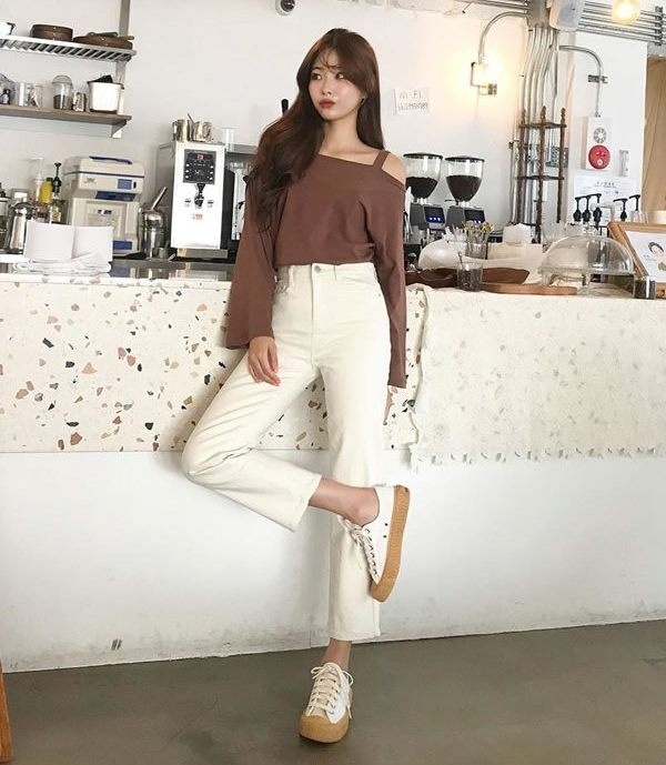 Bộ ba quần jeans trắng phối cùng áo hở vai và giày platform không chỉ giúp bạn gái khoe được bờ vai trần duyên dáng, gợi cảm mà còn tôn vẻ ngoài thời thượng, thanh lịch nhưng vẫn vô cùng thoải mái.    