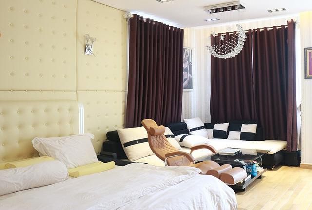 Phòng ngủ chính còn được trang bị bộ salon rộng rãi để kết hợp làm việc và nghỉ ngơi  