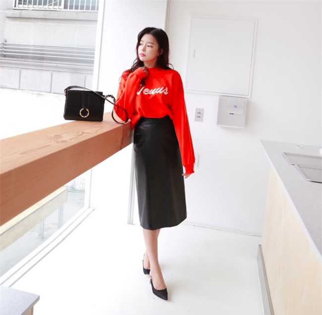 Bạn đừng quên một đôi tất mỏng cùng boots cao cổ để tôn lên đôi chân thon thả nhé. Đối với những cô nàng không mấy 