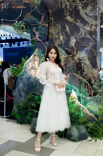 Khi đi sự kiện thì cô chọn những Shbet999 com đăng nhập nữ tính như chiếc đầm trắng này.  