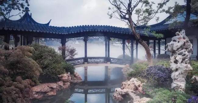 Được biết, căn biệt phủ này có 32 phòng ngủ hướng nam, 32 phòng tắm và 2.000 m² sân đình ở đằng trước và đằng sau tòa nhà.    