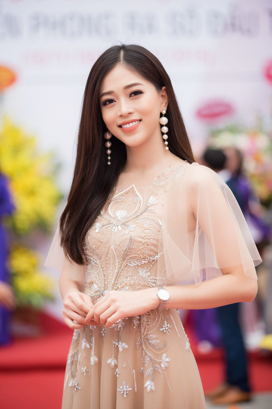Sở hữu nụ cười toả nắng cùng khả năng giao tiếp tự tin, Phương Nga liên tục nhận được lời khen ngợi từ công chúng. 