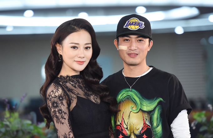 Khi chụp hình cùng Doãn Quốc Đam cô thay bộ đầm thứ hai với chất liệu ren. Trong 