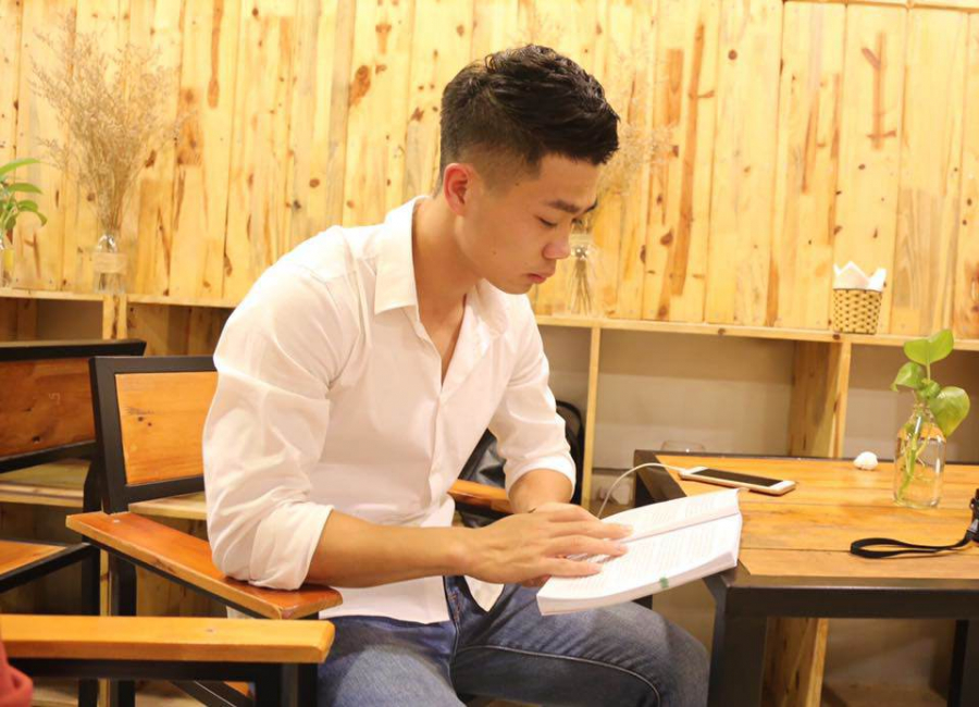 Có thể thấy anh chàng rất phong độ và điển trai khi khoác lên minh những chiếc áo sơ mi trắng thanh lịch này.     