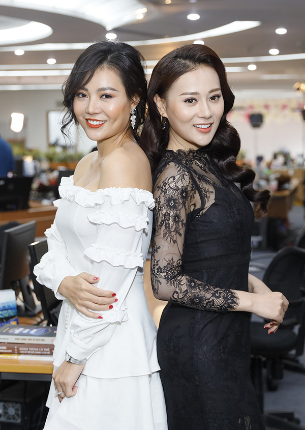 Thanh Hương và Phương Oanh trong phong cách đơn sắc. Cả hai tíu tít trò chuyện trước buổi ghi hình.    