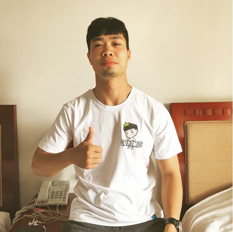 Hôm nào không chọn sơ mi trắng thì cũng là áo thun trắng in hình mà fans tặng cho riêng anh.     