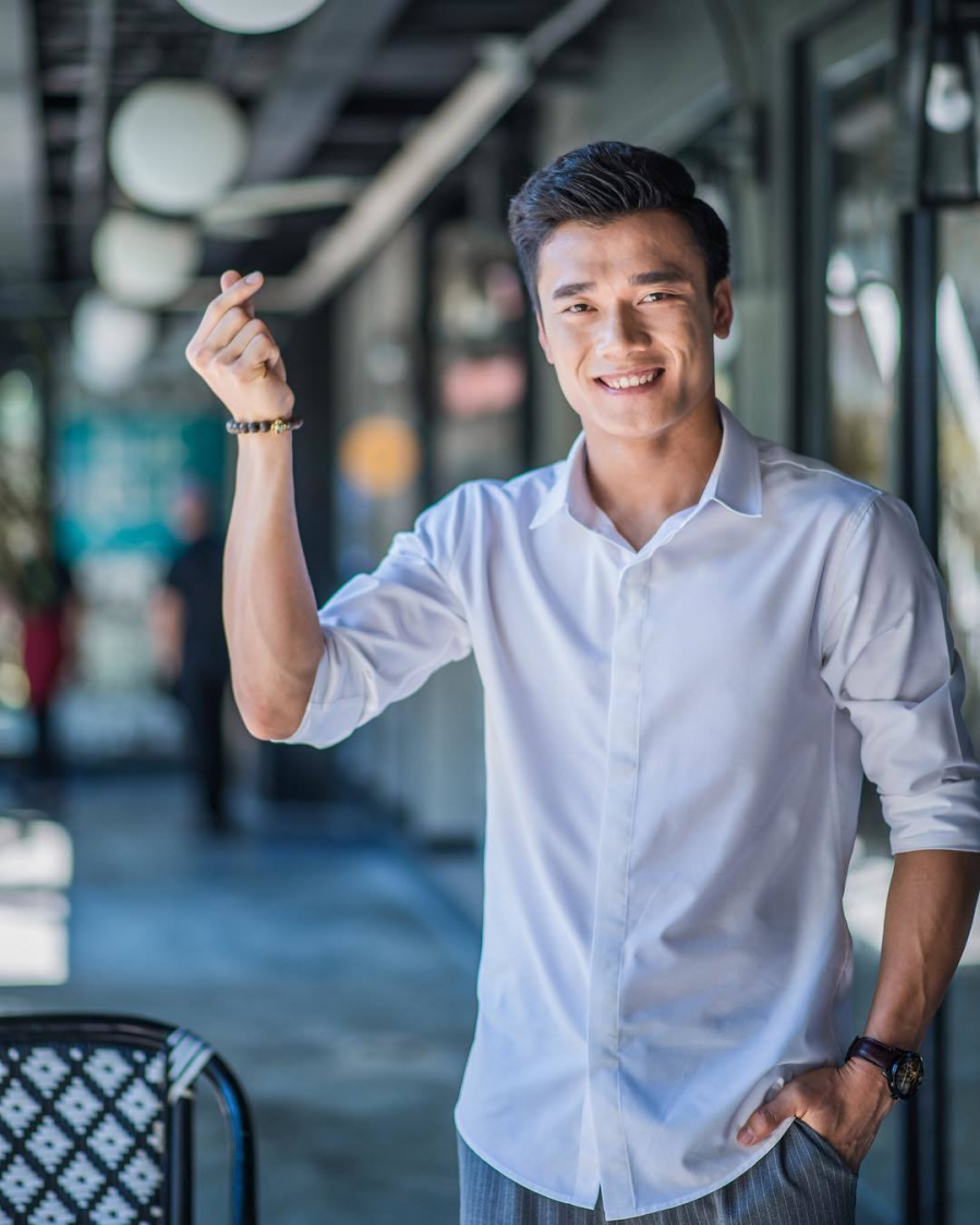 Thủ môn Bùi Tiến Dũng trở thành tâm điểm chú ý sau giải U23 Châu Á. Khi không mặc quần đùi áo số trên sân cỏ, chàng thủ môn của đội tuyển U23 Việt Nam khoác những Shbet999 com đăng nhập năng động, khỏe khoắn và bắt kịp mốt.  