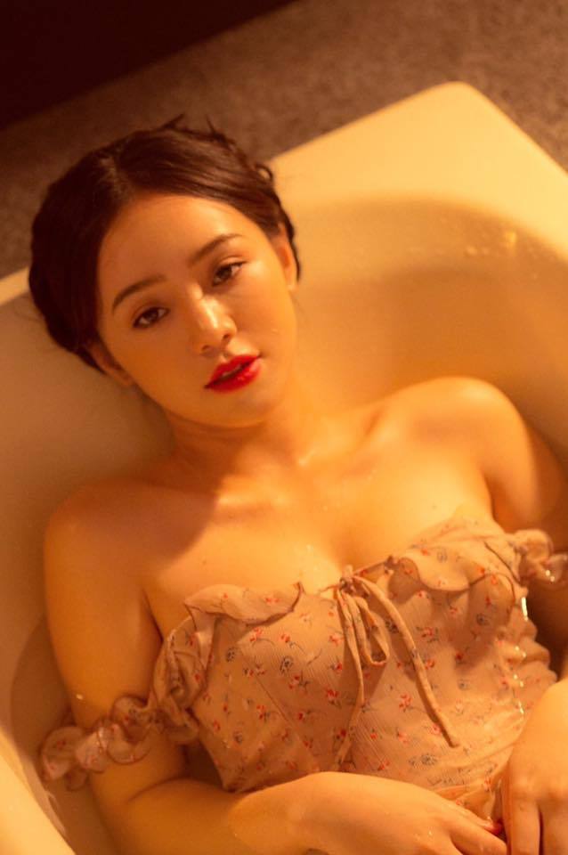  Dù chỉ mặc một chiếc váy hoa đơn giản và không để lộ bất cứ phần nhạy cảm nào nhưng loạt ảnh mới vẫn toát lên vẻ sexy và sự tươi trẻ của Quỳnh Kool.   