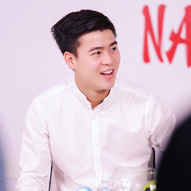 Khi mặc áo sơ mi trắng, Duy Mạnh cũng đẹp trai không kém những đồng đội của mình. Anh cũng là một trong những gương mặt 
