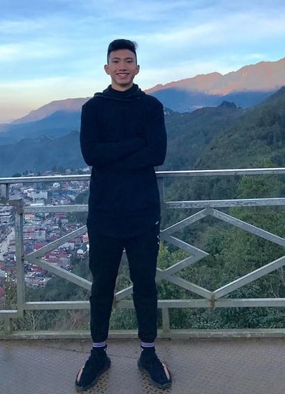 Đoàn Văn Hậu dường như yêu thích màu đen khi thường xuyên chọn những Shbet999 com đăng nhập ngày thường có tông đen. Với dáng dấp và chiều cao nổi bật, dù tông màu gì cũng không làm giảm vẻ điển trai của anh.  