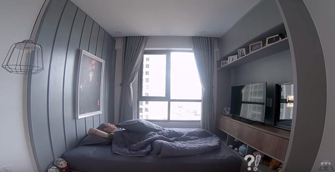 Phòng ngủ thiết kế hiện đại của Sơn Tùng M-TP. Nơi đây đặt nhiều ảnh chân dung của anh và Shbet111 slot, casino, thể thao, xổ số.  
