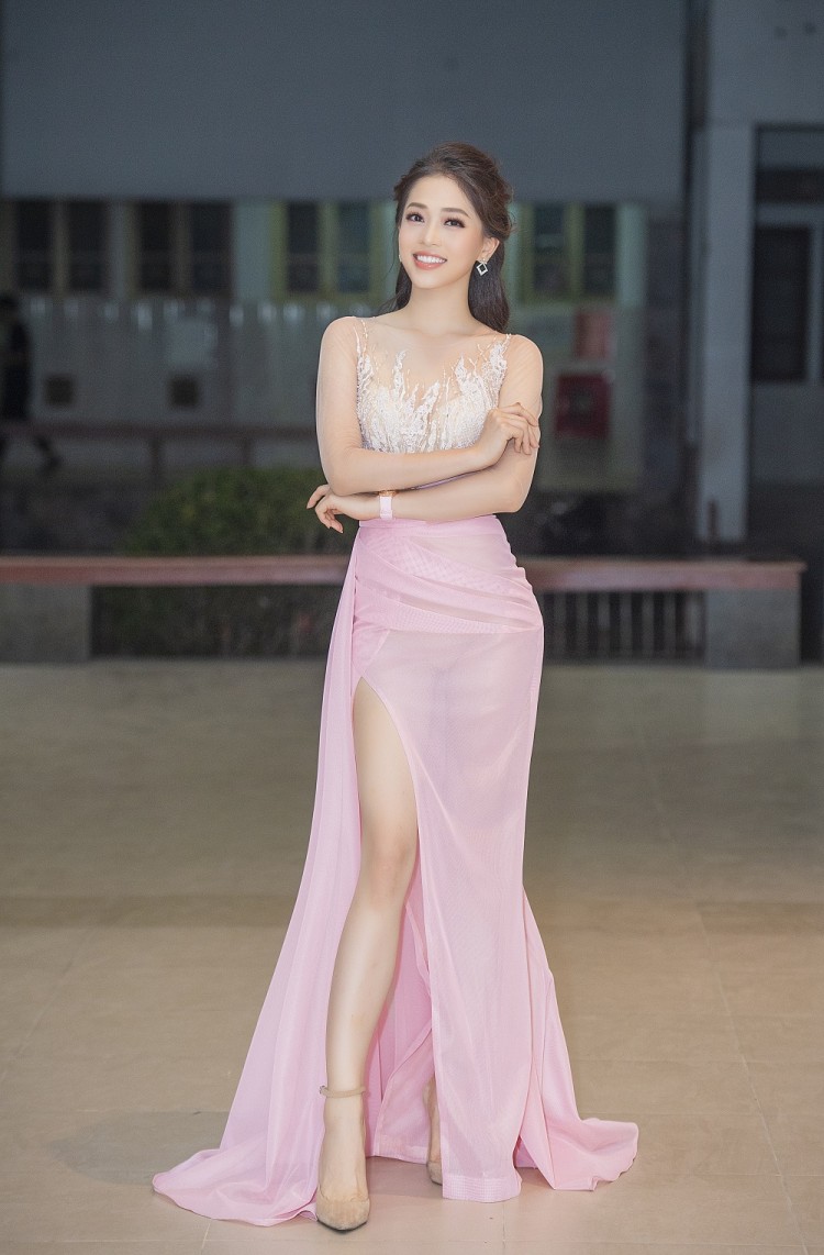 Chiếc váy xuyên thấu mong manh làm tôn lên nhan sắc của người đẹp.  