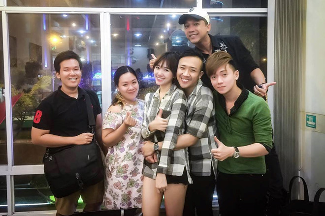 Phong cách áo đôi của cặp vợ chồng nổi tiếng cũng không cầu kỳ. Trang phục được chọn chỉ cần có màu sắc, kiểu dáng và họa tiết giống hệt nhau là đạt yêu cầu. 