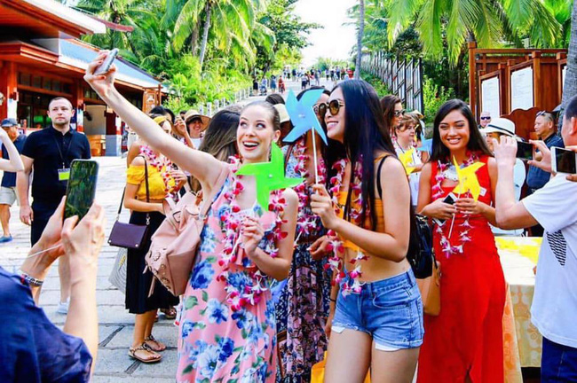Trong khi các thí sinh khác diện váy áo điệu đà thì riêng một mình Tiểu Vy năng động khỏe khoắn khoe sắc vóc lai Tây nóng bỏng với combo đơn giản đến bất ngờ này.    