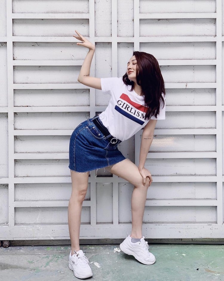 Diện đồ đơn giản gồm áo phông và chân váy jeans, Bảo Anh còn làm khán giả “cười như được mùa” với tạo dáng hài hước cùng câu nói: “Tạo dáng hơi… mỏi” của mình.    