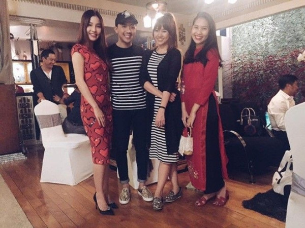 Đôi khi, việc chọn đồ đôi của 2 người cũng sáng tạo hơn. Thay vì mặc một đôi áo giống hệt nhau, Hari Won chọn bộ váy có họa tiết kẻ ngang giống với áo thun của ông xã.