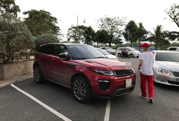 Ngoài ra, anh còn bị bắt gặp khoảnh khắc di chuyển với chiếc xe hạng sang có giá khoảng 3 tỉ đồng xuống phố.    
