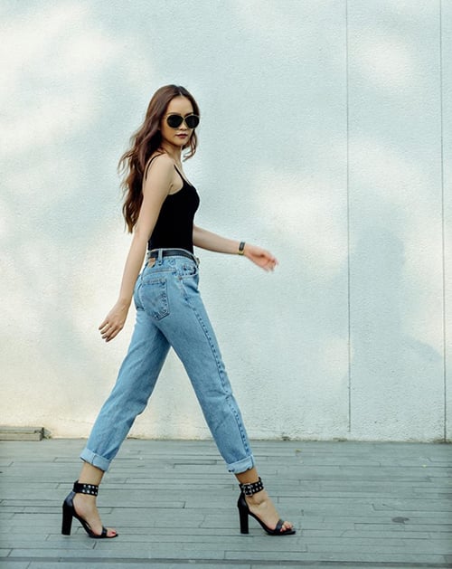 Chân dài Ngọc Châu chỉ cần mặc tank top cùng quần jeans là đã đủ khoe dáng chuẩn.    