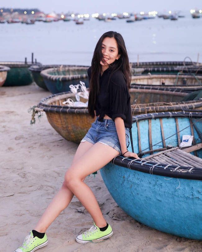 Đây chính là style đơn giản, quen thuộc gắn liền với Tiểu Vy những ngày còn là một cô nữ sinh đơn thuần.    